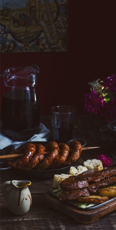 Picarones peruanos servidos en Panchita, acompañados de miel de chancaca, un postre criollo tradicional